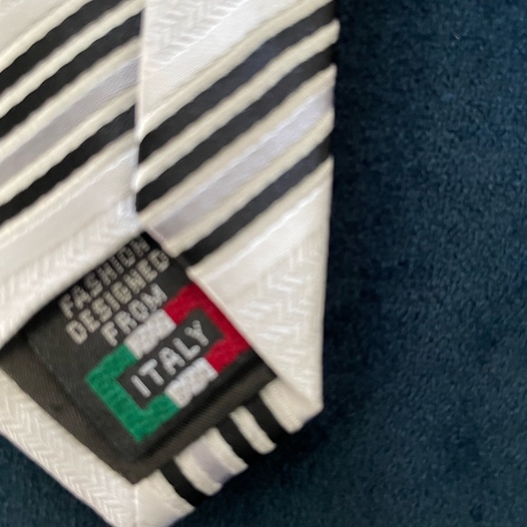 Men Tie brand Q Italy great for Father’s Day - Picture 4 of 4